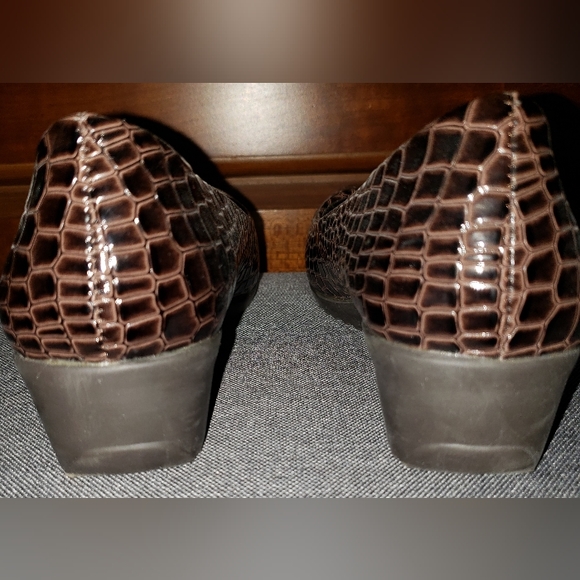 Pierre Dumas Brown Croc-Embossed Relaxed Wedge Pump 6.5 - Picture 4 of 4